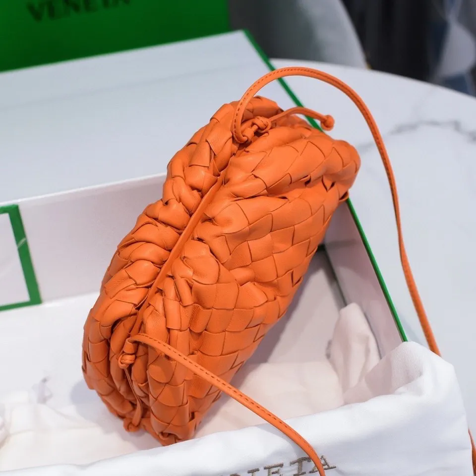 Batch 1260 large grid weaving The pouch cloud bag is the first series designed by former Celine designer Daniel Lee after joining BV. The upper body is extremely ecstatic ~ fashionable and classy ~ elegant and concise, lazy and intellectual size: 23*13*8 [Little Cloud Rough Weave#]